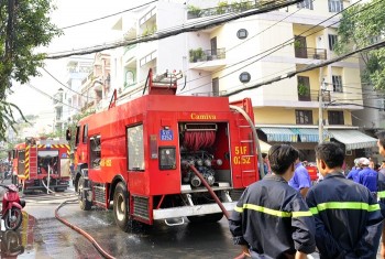 Cháy nổ lớn trong hẻm, hàng trăm người dân tháo chạy