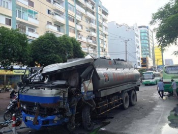 Xe bồn đâm xe buýt, hành khách hoảng loạn