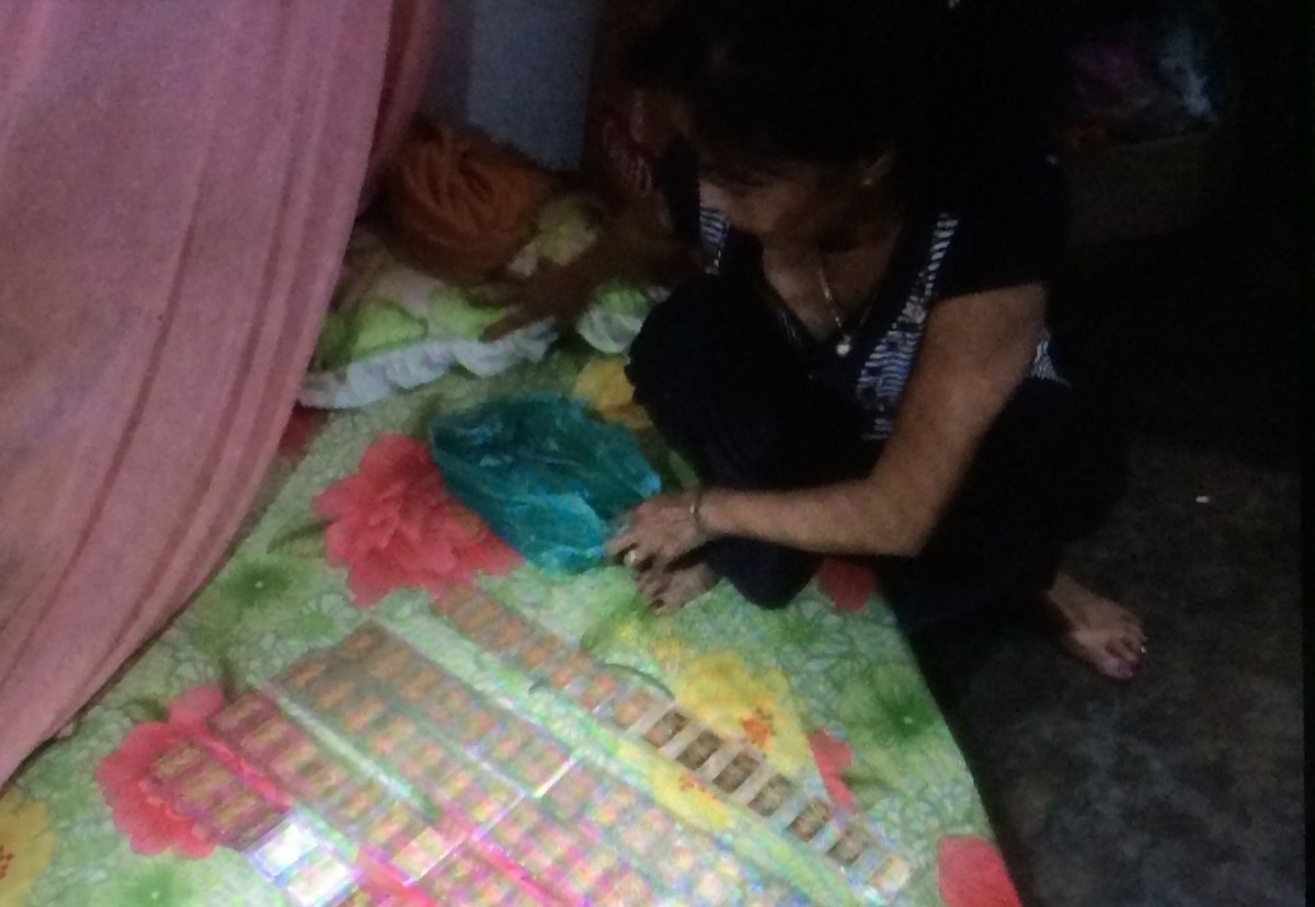 Đối tượng Bùi Thị Dự cùng tang vật 74 lượng vàng. 
