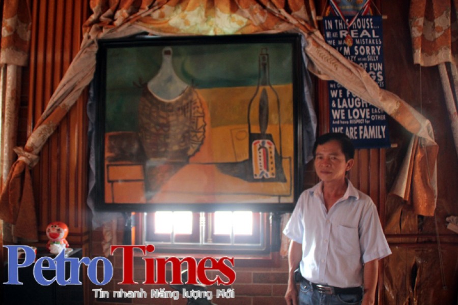 Ông Lê Thành Công bên bức tranh. 