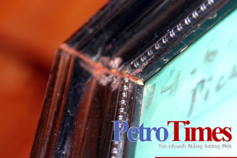 Một góc bức tranh đã bị hỏng nhẹ.