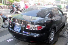 Xe biển xanh bốc cháy giữa trung tâm Sài Gòn