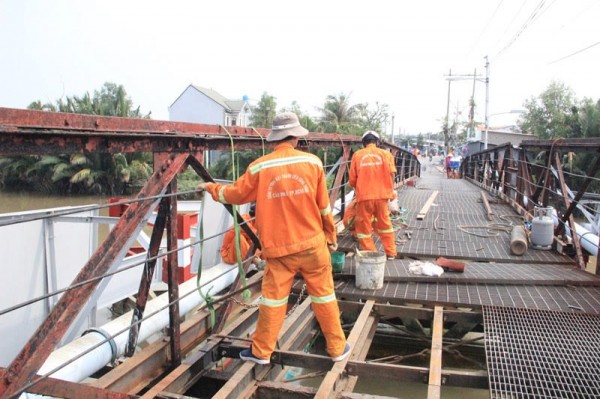 Khắc phục cầu bị xà lan đâm hỏng trong đêm khac phuc cau bi xa lan dam hong trong dem