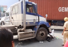 Người phụ nữ “phi thân” thoát chết trước bánh xe tải