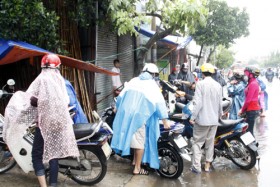 Cận cảnh người Sài Gòn "chìm" trong biển nước