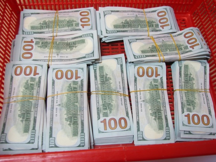 goi 90000 usd roi nhet vao thanh valy de lot qua may soi