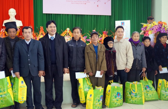 tap doan cung cac don vi thanh vien trao qua tet binh than