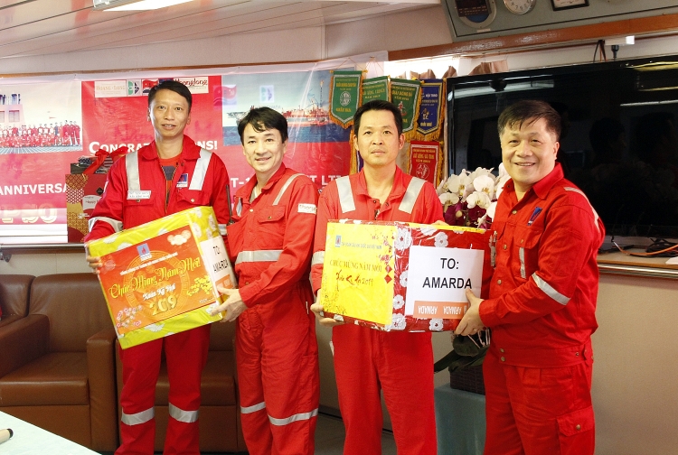 lanh dao pvn tham va lam viec tren cac cong trinh bien cua pvep