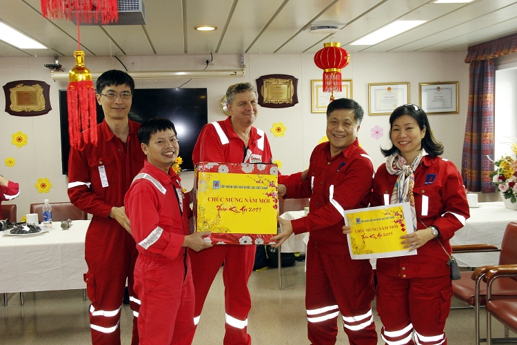 lanh dao pvn tham va lam viec tren cac cong trinh bien cua pvep