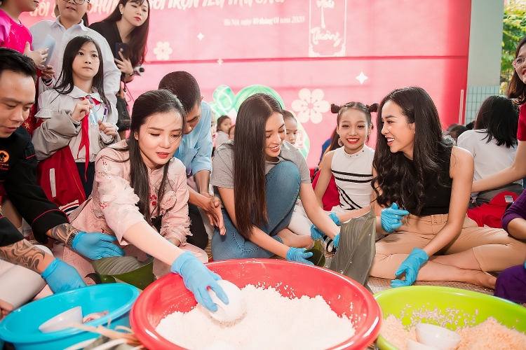 “Tết sẻ chia, Tết yêu thương” của hoa hậu Tiểu Vy