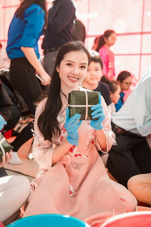 “Tết sẻ chia, Tết yêu thương” của hoa hậu Tiểu Vy