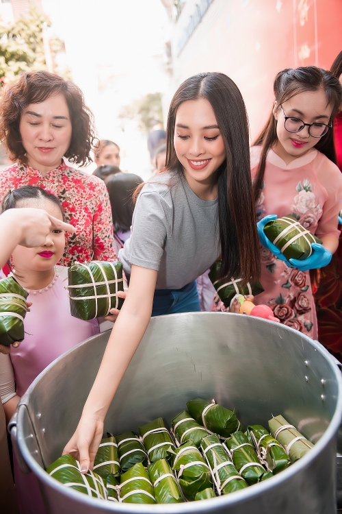 “Tết sẻ chia, Tết yêu thương” của hoa hậu Tiểu Vy