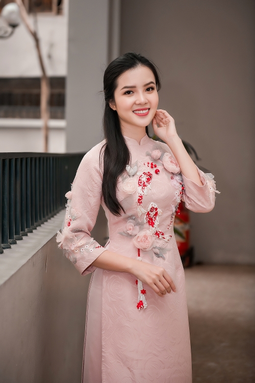 “Tết sẻ chia, Tết yêu thương” của hoa hậu Tiểu Vy