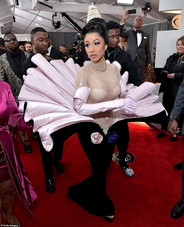 cardi b choi troi tren tham do grammy 61