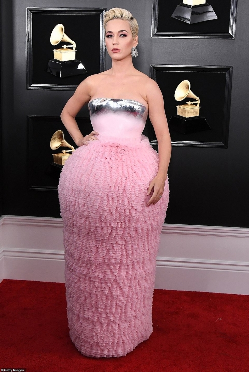 cardi b choi troi tren tham do grammy 61
