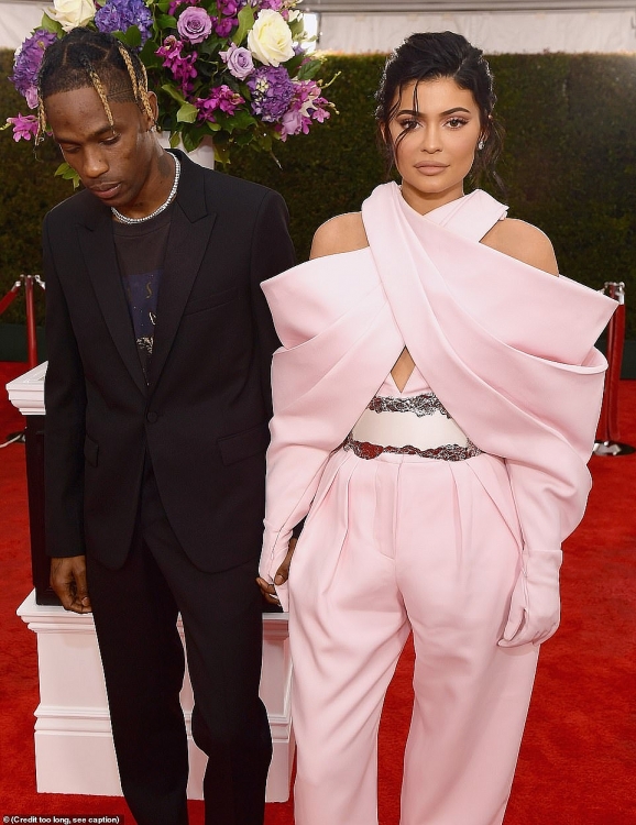 cardi b choi troi tren tham do grammy 61