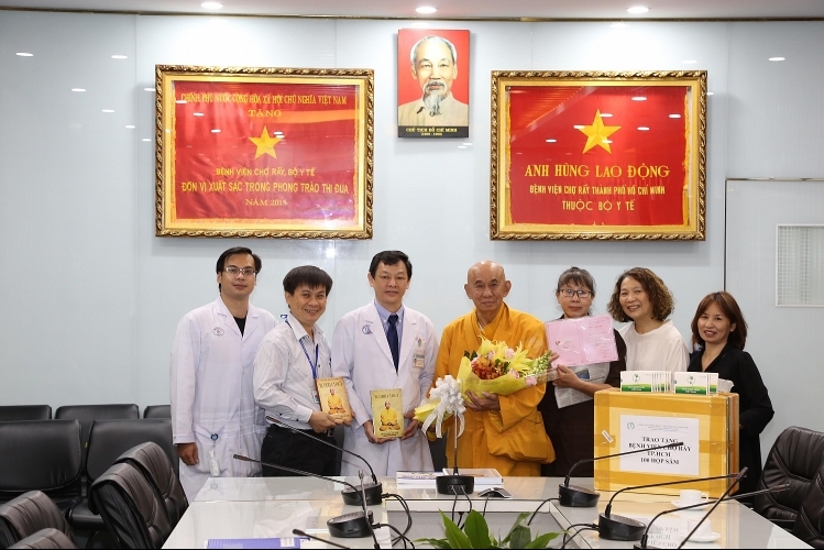 Hòa thượng Thích Huệ Đăng tặng sâm Ngọc Linh cho các bệnh viện