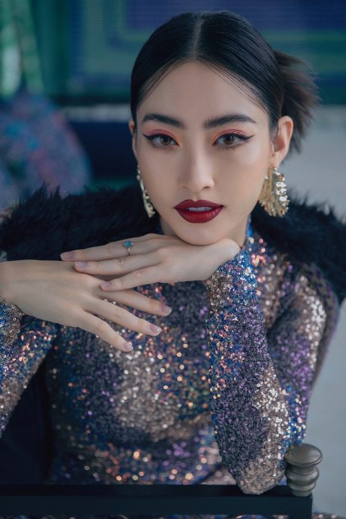 Hoa hậu Lương Thùy Linh phô diễn đường cong gợi cảm trong bộ ảnh mới