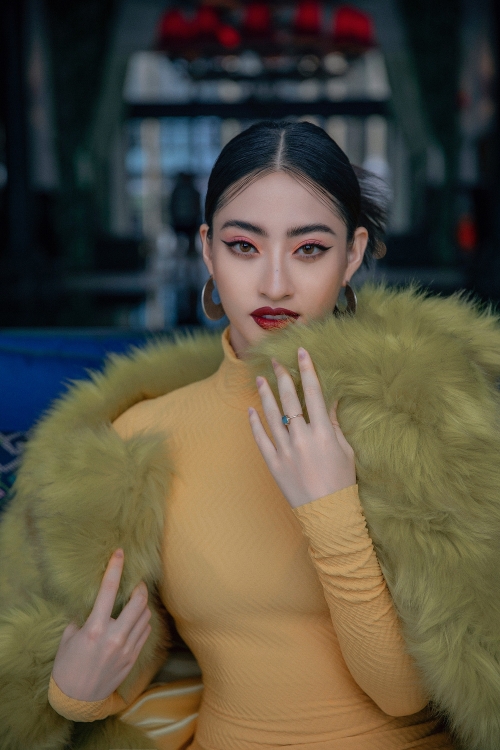 Hoa hậu Lương Thùy Linh phô diễn đường cong gợi cảm trong bộ ảnh mới