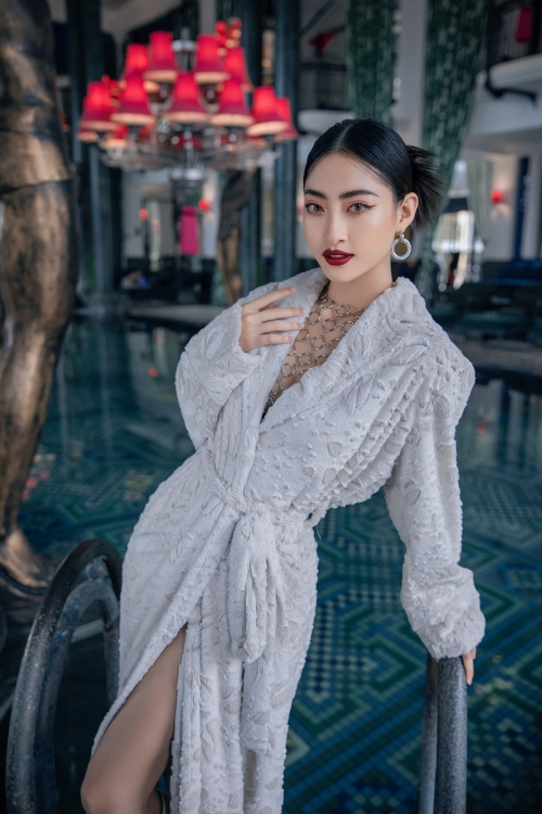 Hoa hậu Lương Thùy Linh phô diễn đường cong gợi cảm trong bộ ảnh mới
