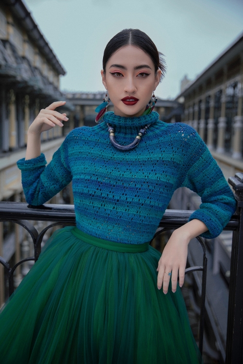 Hoa hậu Lương Thùy Linh phô diễn đường cong gợi cảm trong bộ ảnh mới