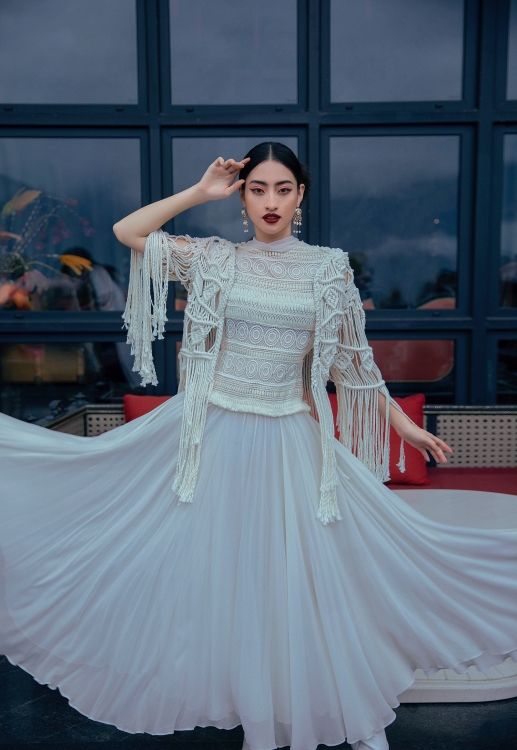 Hoa hậu Lương Thùy Linh phô diễn đường cong gợi cảm trong bộ ảnh mới