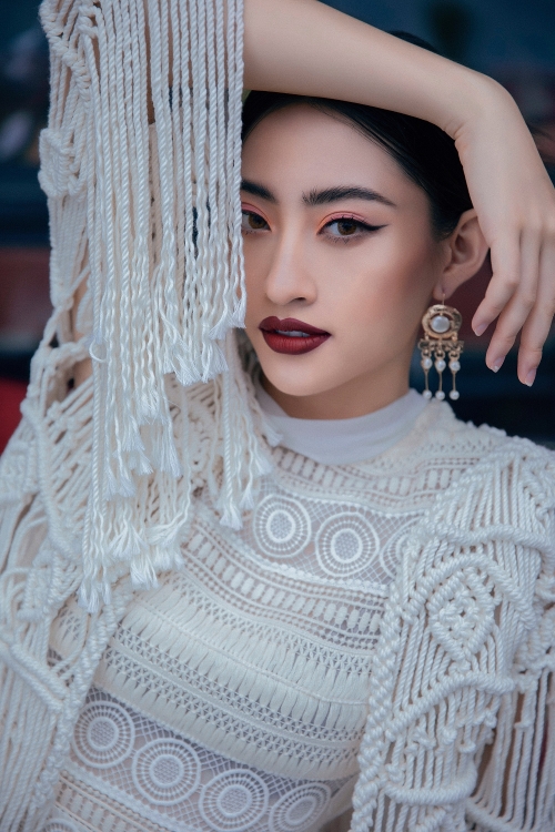 Hoa hậu Lương Thùy Linh phô diễn đường cong gợi cảm trong bộ ảnh mới