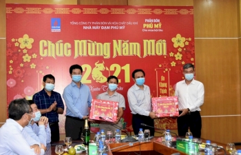 Lãnh đạo PVFCCo thăm và chúc tết CBCNV Nhà máy Đạm Phú Mỹ đêm giao thừa