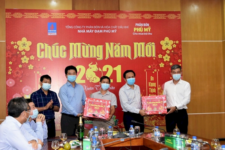 Lãnh đạo PVFCCo thăm và chúc tết CBCNV Nhà máy Đạm Phú Mỹ đêm giao thừa