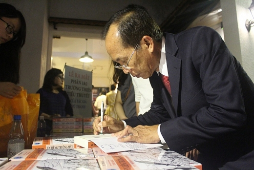 Ra mắt tiểu thuyết lịch sử “Tây Sơn tam kiệt” ra mat tieu thuyet lich su tay son tam kiet