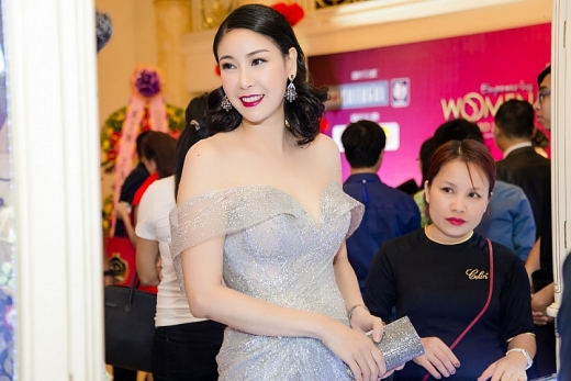 ha kieu anh bong hong quyen luc trong gioi hoa hau