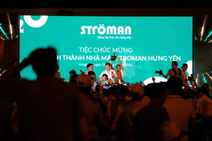 ca si dam vinh hung quay tung san khau hung yen