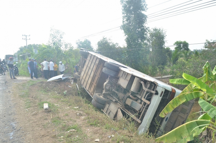 long an lat xe khach khien 10 nguoi bi thuong