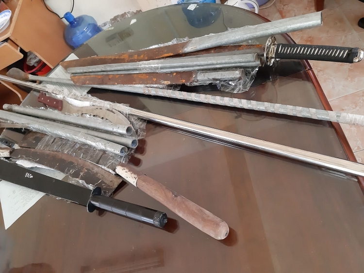 24 hoc sinh mang hang nong di danh nhau