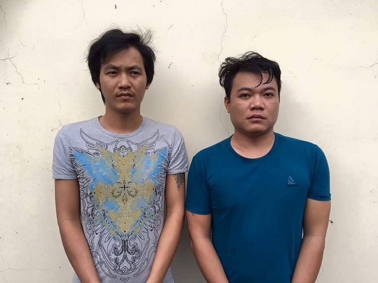 long an khoi to 2 doi tuong dung sung dien trom cho