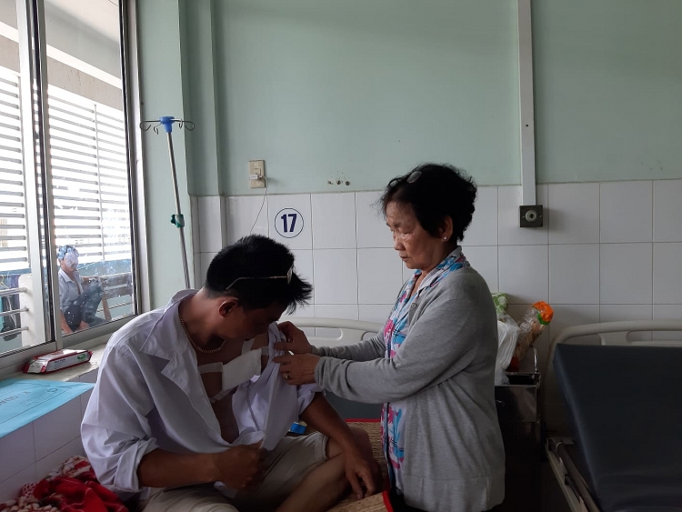 cuop xe roi con dam chu tiem sua xe trong thuong