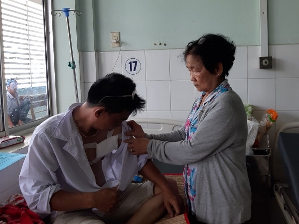 Đâm chủ tiệm sửa xe trọng thương, cướp tài sản