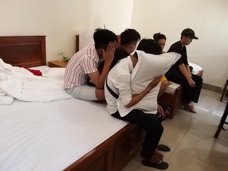 vinh long phat hien nhieu cap nam nu su dung ma tuy trong nha nghi