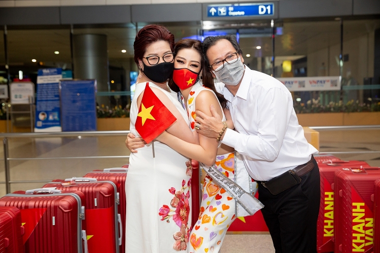 Hoa hậu Khánh Vân lên đường sang Mỹ dự thi Miss Universe 2021