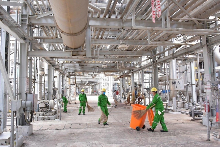 Tuổi trẻ PVFCCo tổng vệ sinh công nghiệp sau BDTT Nhà máy Đạm Phú Mỹ