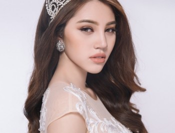Hoa hậu Jolie Nguyễn quyến rũ với đầm ren xuyên thấu