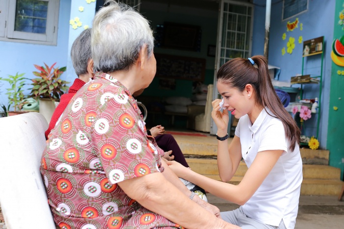 Phạm Hương bật khóc trước các nghệ sĩ lão thành tin nhap 20160628153601