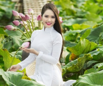 Người đẹp Dương Kim Ánh khoe sắc giữa đầm sen