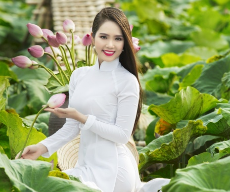 Người đẹp Dương Kim Ánh khoe sắc giữa đầm sen