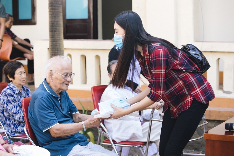 Hoa hậu Tiểu Vy kêu gọi cộng đồng quyên góp mua vaccine cho công nhân nghèo