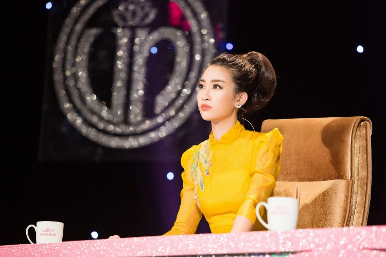 bat ngo voi hoa hau do my linh