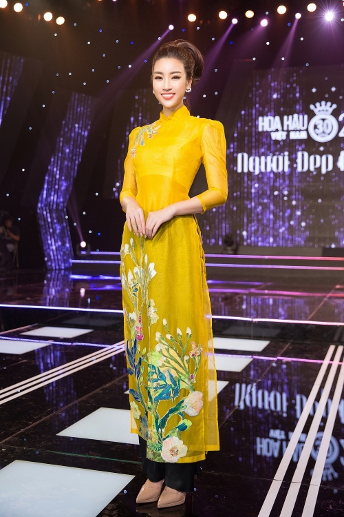 bat ngo voi hoa hau do my linh