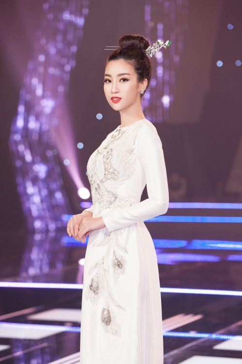 bat ngo voi hoa hau do my linh