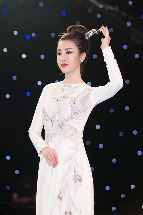 bat ngo voi hoa hau do my linh