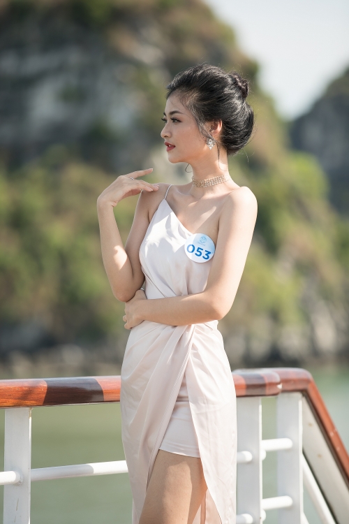 nguoi dep miss world viet nam tro tai catwalk tren du thuyen 5 sao